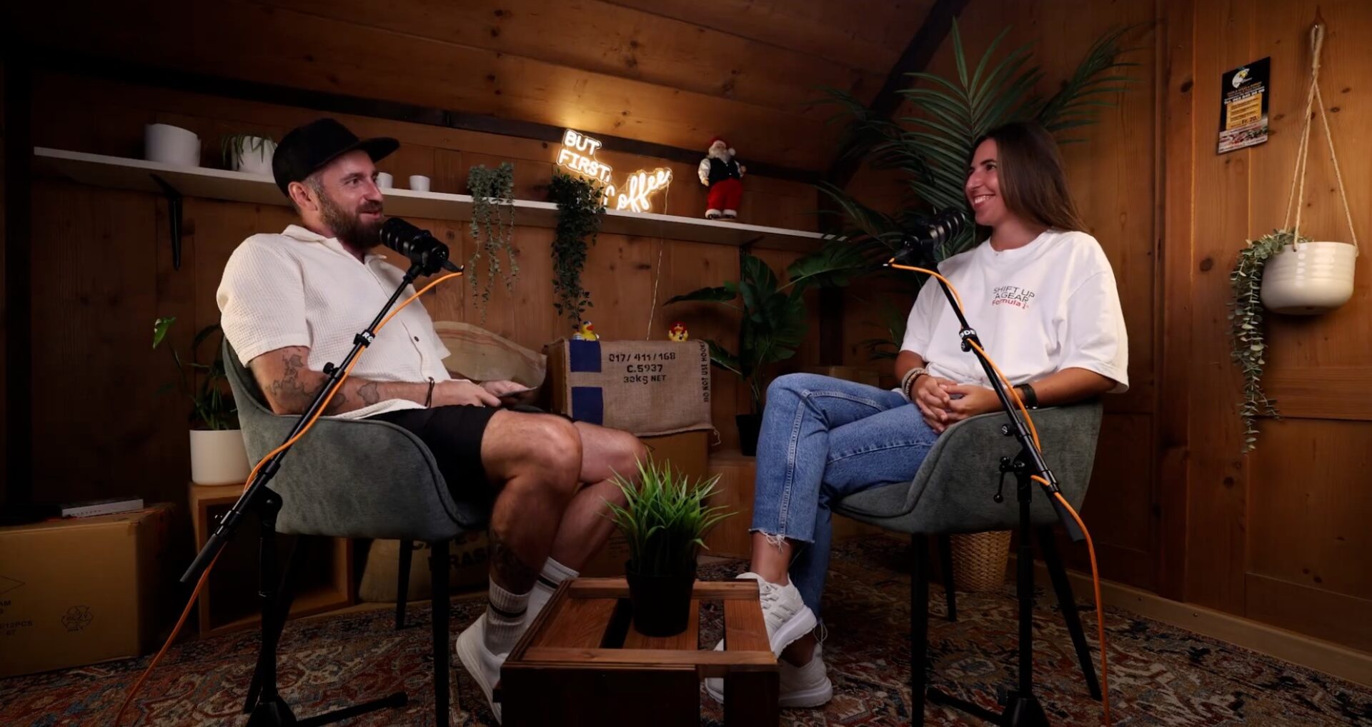 Charlotte und Bastian im Ostendis Podcast Studio bei der Aufnahme zum 6. Podcast